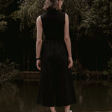 Calça Pantacourt Ipê em Algodão BCI™ Preta. Compre online moda sustentável e atemporal na Minimadeia, marca slow fashion de roupas femininas. Foto produto SET26 03