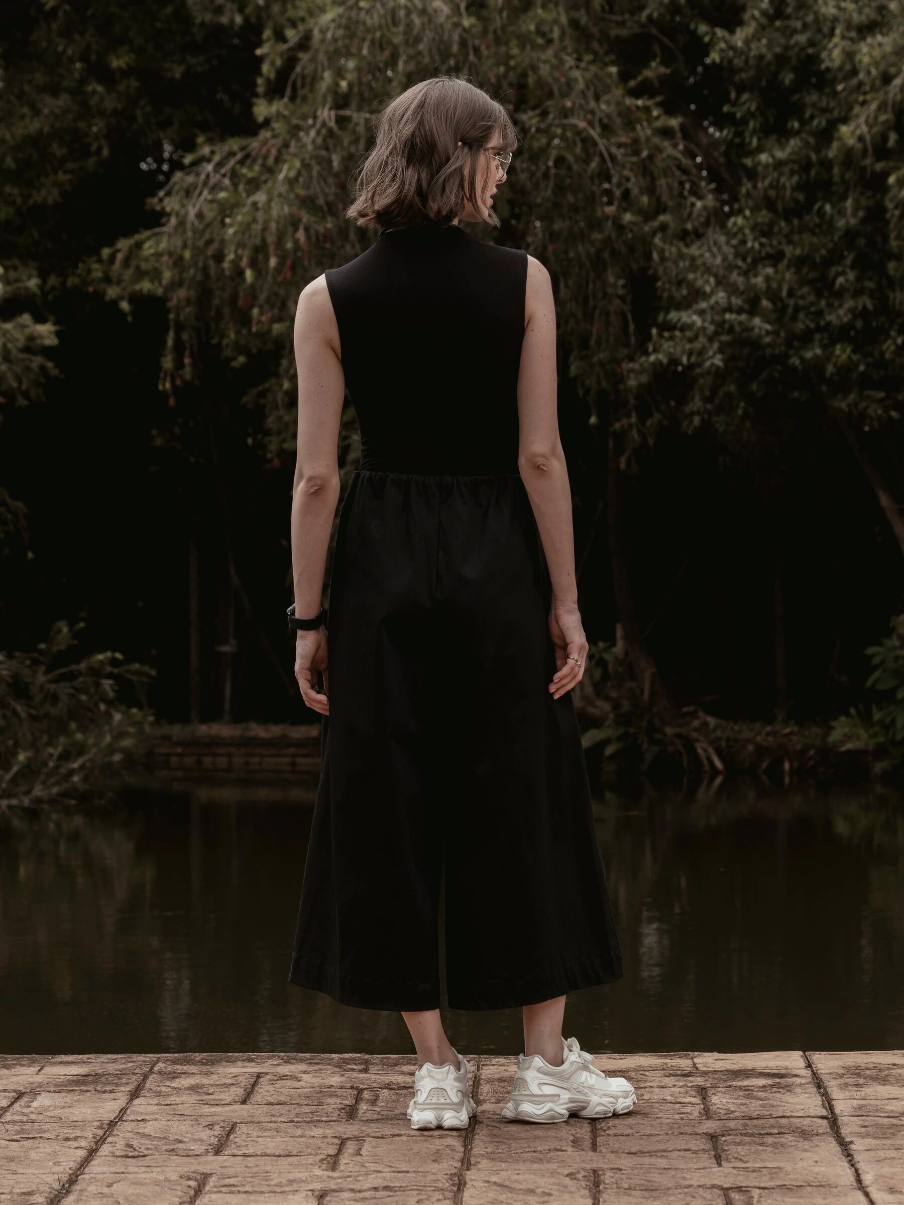 Calça Pantacourt Ipê em Algodão BCI™ Preta. Compre online moda sustentável e atemporal na Minimadeia, marca slow fashion de roupas femininas. Foto produto SET26 03