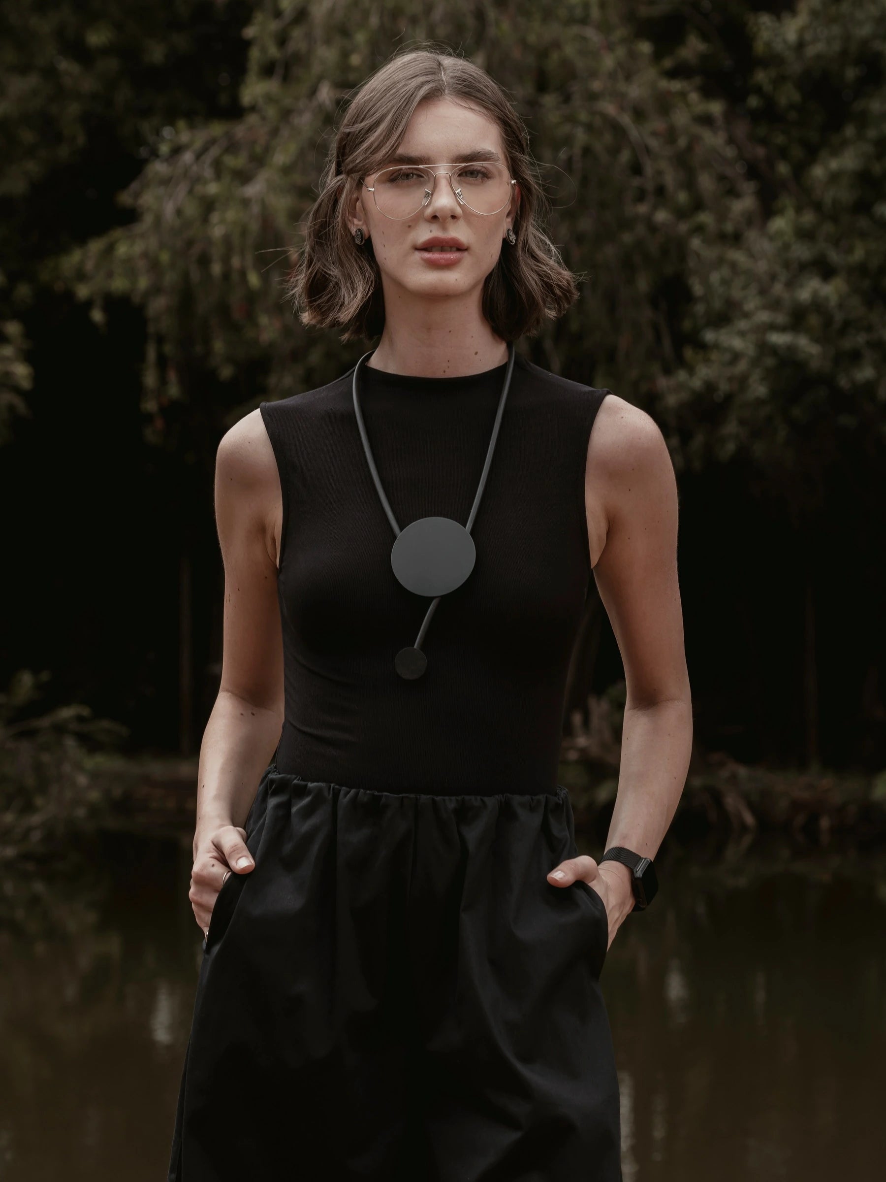 Calça Pantacourt Ipê em Algodão BCI™ Preta. Compre online moda sustentável e atemporal na Minimadeia, marca slow fashion de roupas femininas. Foto produto SET26 04