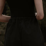Calça Pantacourt Ipê em Algodão BCI™ Preta. Compre online moda sustentável e atemporal na Minimadeia, marca slow fashion de roupas femininas. Foto produto SET26 05