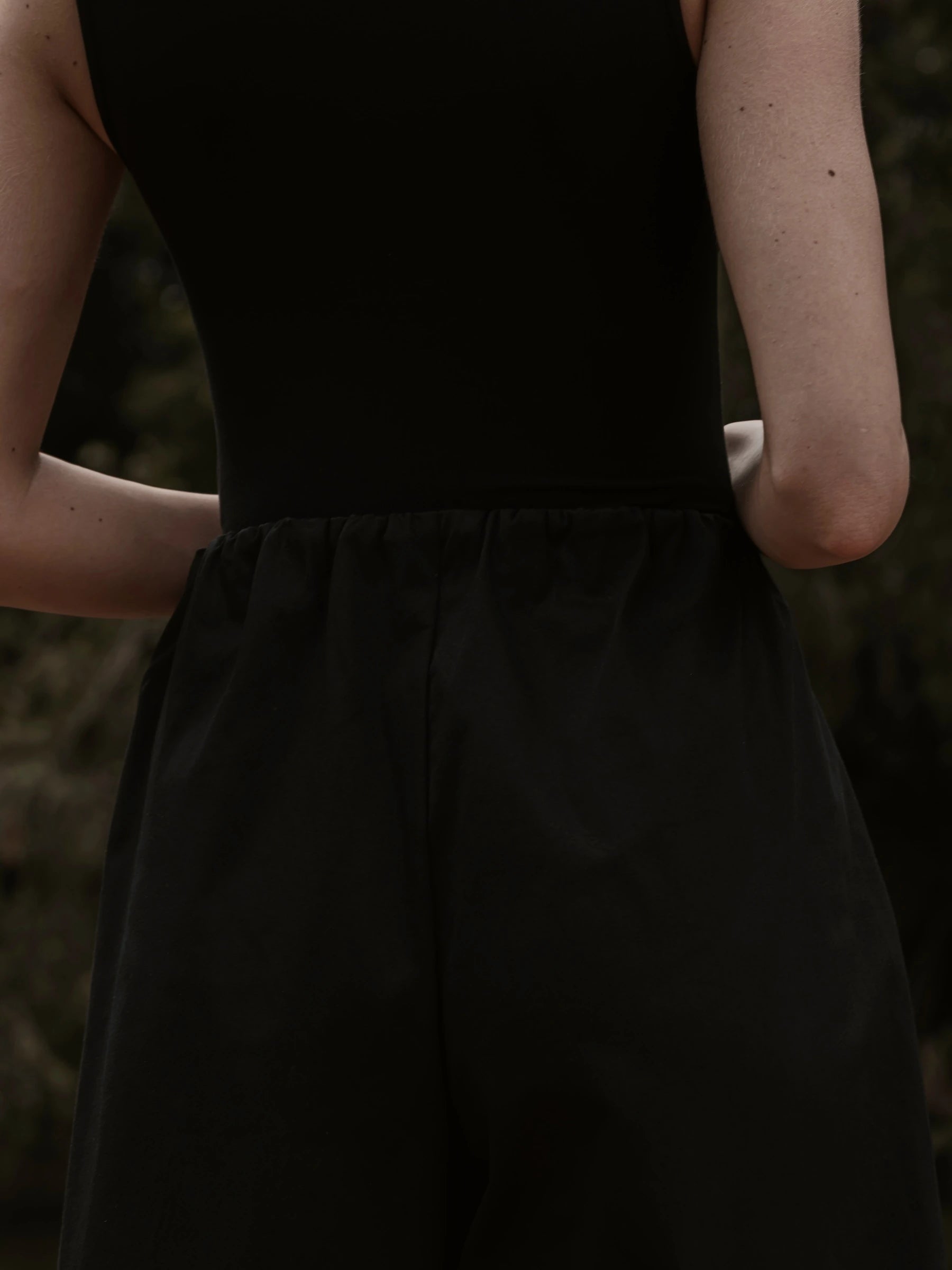 Calça Pantacourt Ipê em Algodão BCI™ Preta. Compre online moda sustentável e atemporal na Minimadeia, marca slow fashion de roupas femininas. Foto produto SET26 05