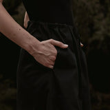 Calça Pantacourt Ipê em Algodão BCI™ Preta. Compre online moda sustentável e atemporal na Minimadeia, marca slow fashion de roupas femininas. Foto produto SET26 06