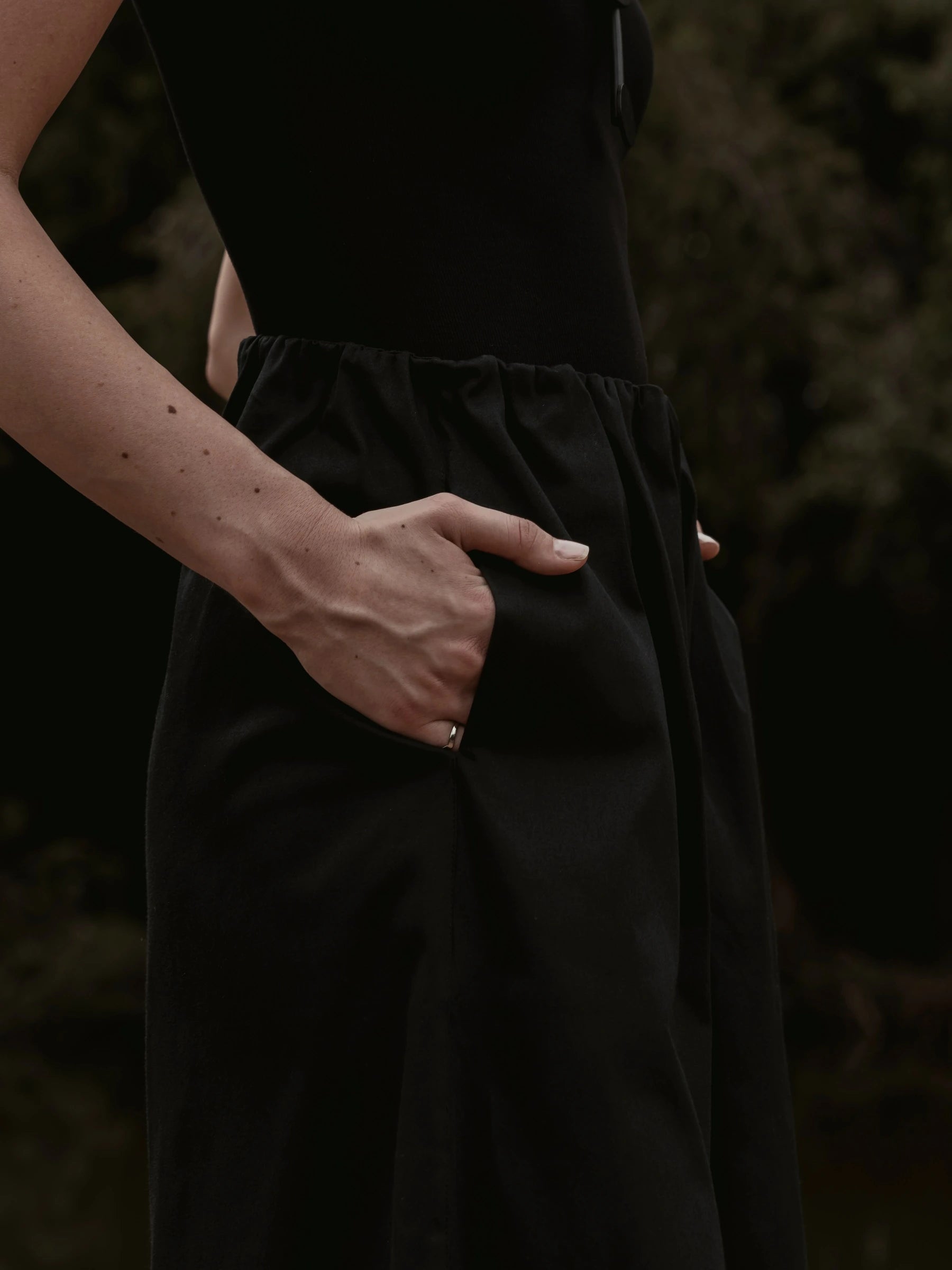 Calça Pantacourt Ipê em Algodão BCI™ Preta. Compre online moda sustentável e atemporal na Minimadeia, marca slow fashion de roupas femininas. Foto produto SET26 06