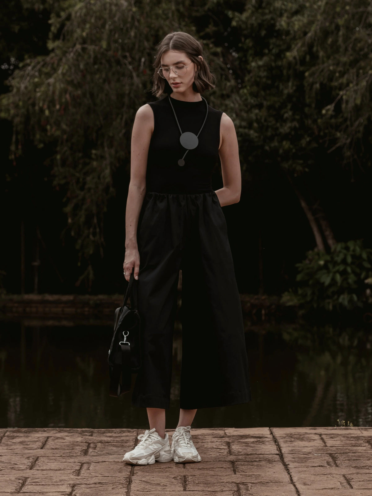 Calça Pantacourt Ipê em Algodão BCI™ Preta. Compre online moda sustentável e atemporal na Minimadeia, marca slow fashion de roupas femininas. Foto produto SET26 07