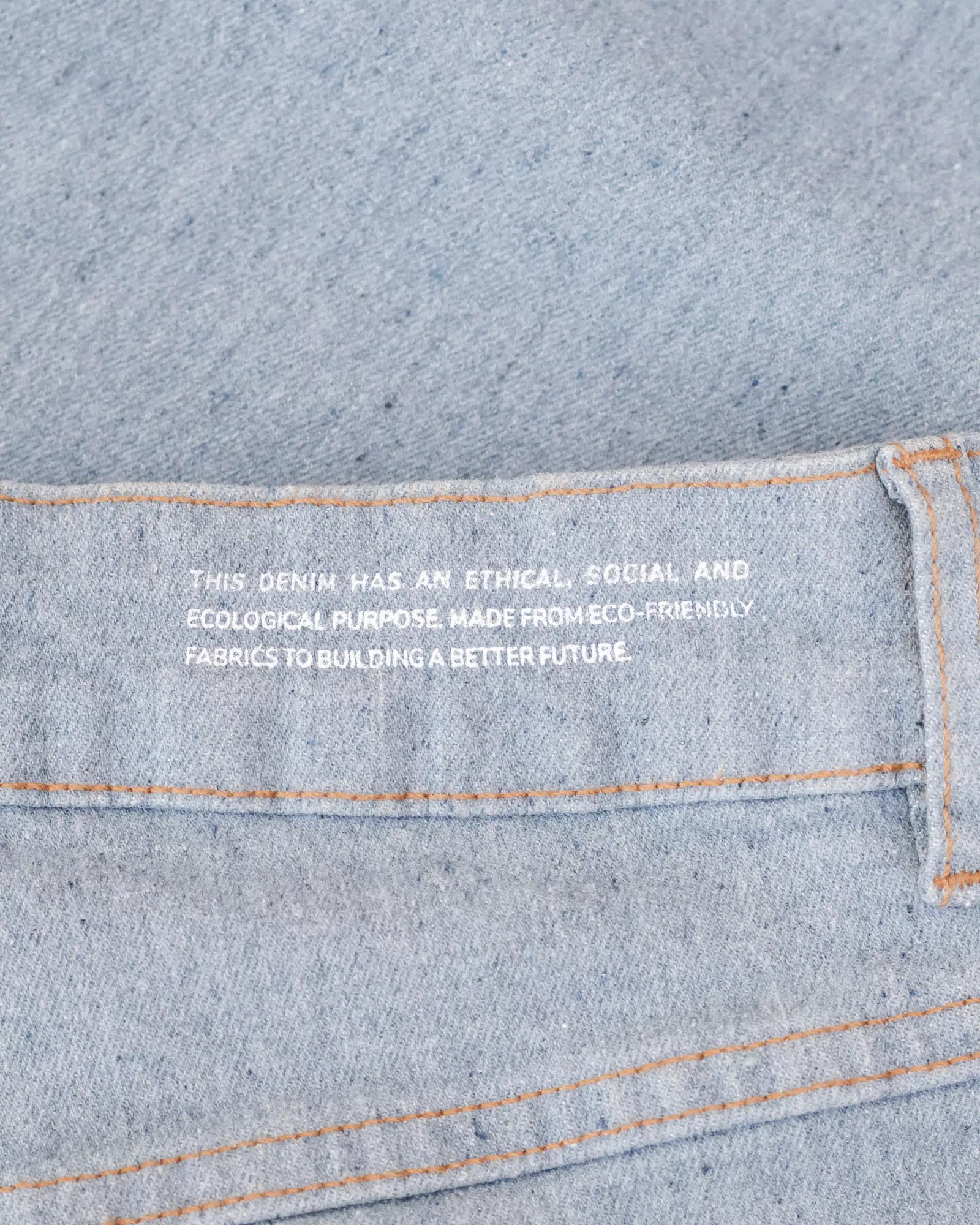 Calça Skinny Jeans Azul Claro Eco Denim™. Compre online moda sustentável e atemporal na Minimadeia. Roupas femininas estilosas, básicas e sustentáveis. Foto produto destaque
