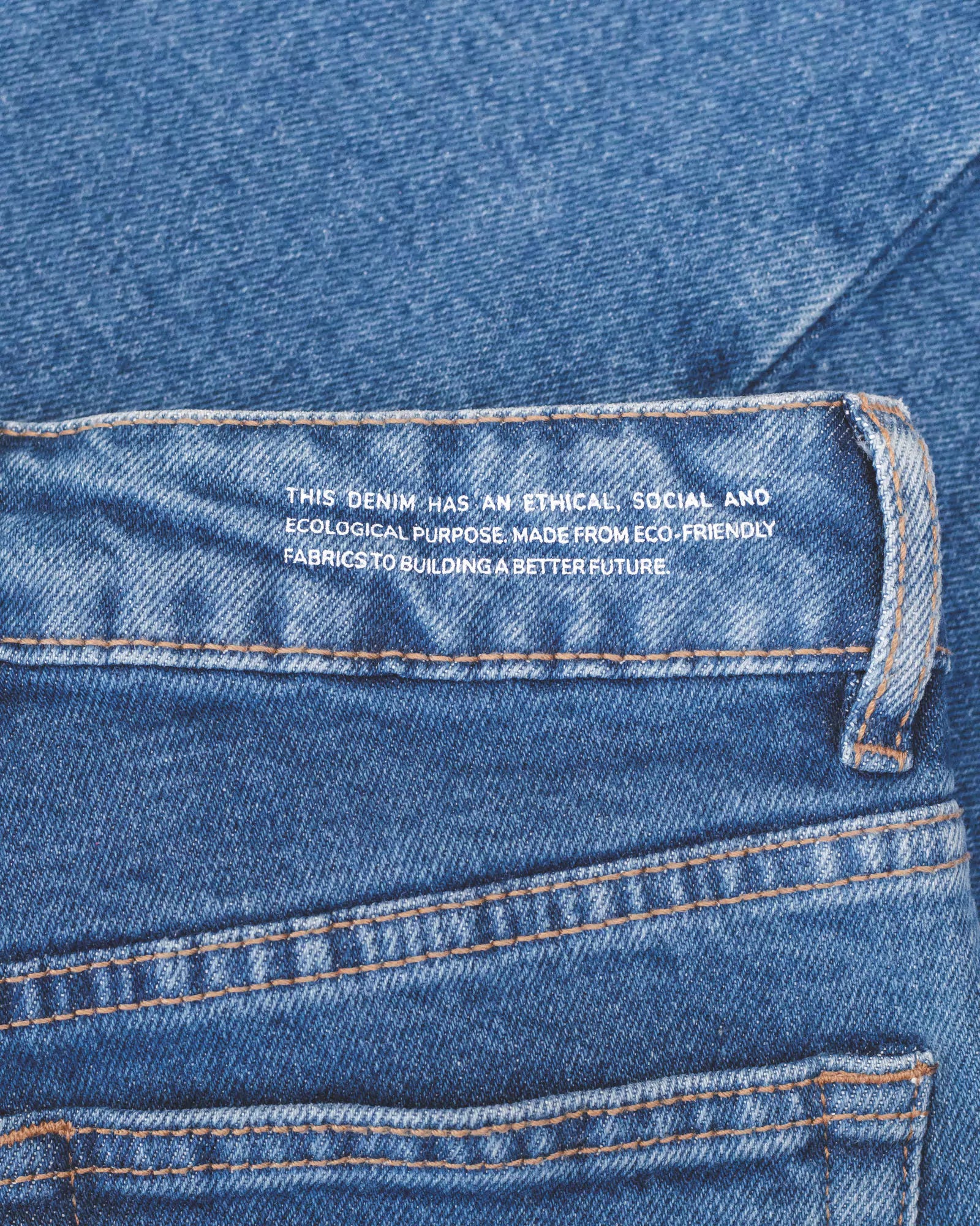 Calça Skinny Jeans Azul Médio Eco Denim™. Compre online moda sustentável e atemporal na Minimadeia. Roupas femininas estilosas, básicas e sustentáveis. Foto produto destaque