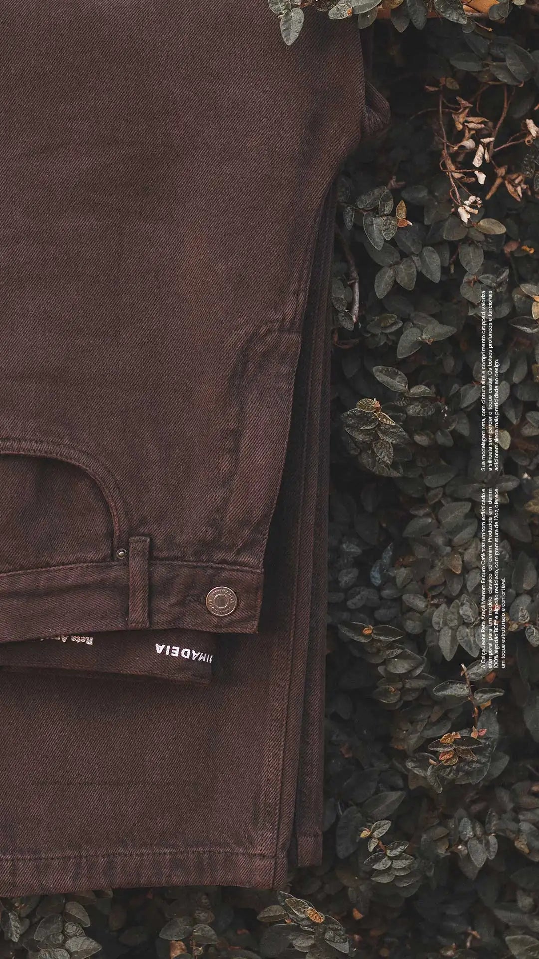 Conheça nossas calças jeans feitas em marrom escuro café. Compre moda sustentável e atemporal na Minimadeia.