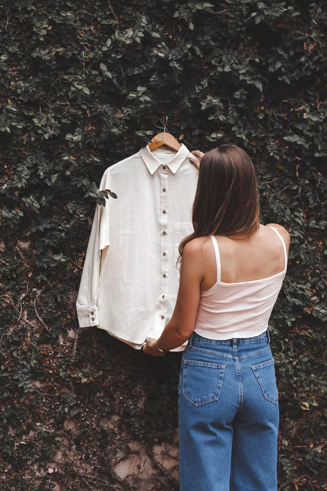 Camisa de linho branca da Minimadeia. Alfaiataria atemporal e moda sustentável.