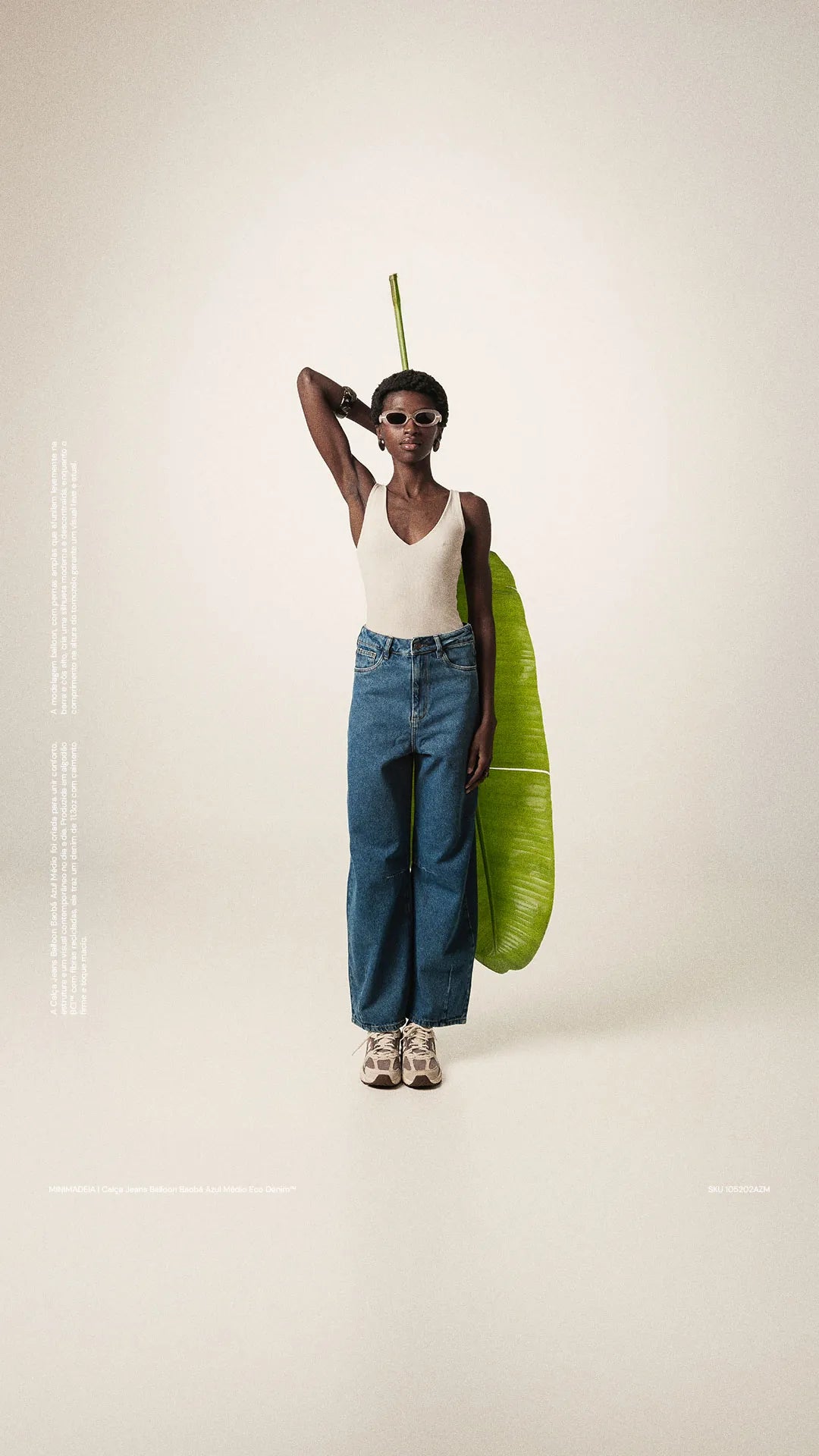 Nova Calça Jeans Balloon Baobá Azul Médio, uma cor clássica e atemporal em um modelo barrel super versátil. Slide Desktop 46B