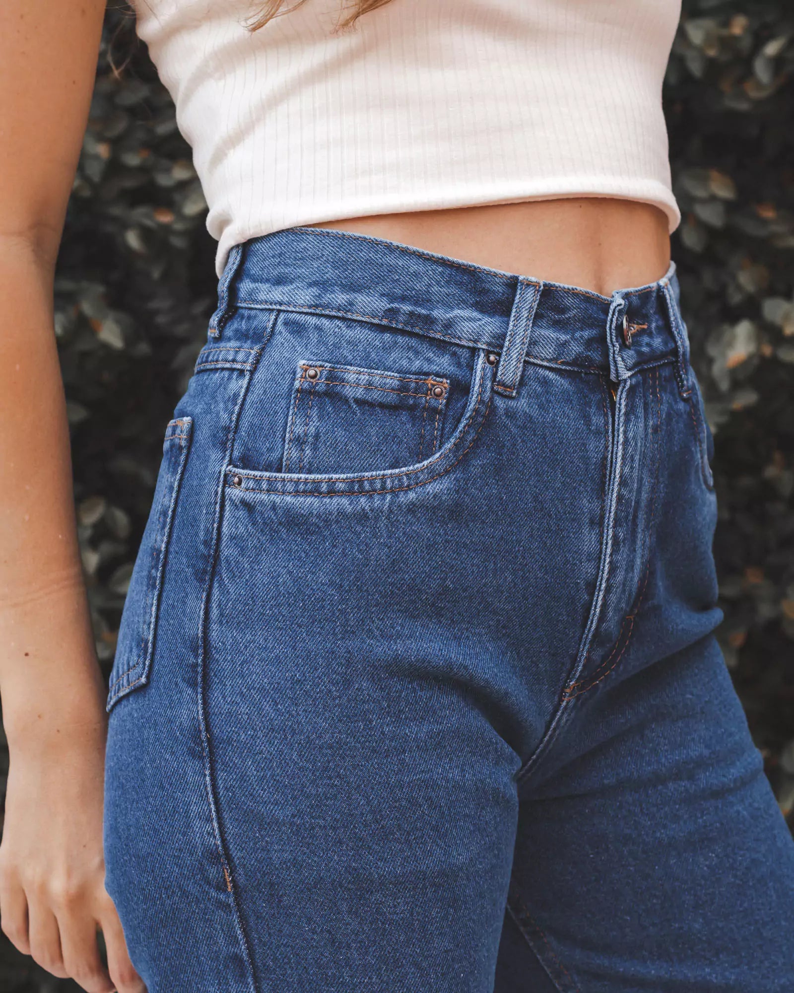 Calça Jeans Mom Azul Médio Eco Denim™. Compre online moda sustentável e atemporal na Minimadeia. Roupas femininas estilosas, básicas e sustentáveis. Foto produto 21