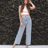 Calça Jeans Reta Azul Claro Eco Denim™. Compre online moda sustentável e atemporal na Minimadeia. Roupas femininas estilosas, básicas e sustentáveis. Foto produto 01