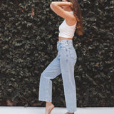 Calça Jeans Reta Azul Claro Eco Denim™. Compre online moda sustentável e atemporal na Minimadeia. Roupas femininas estilosas, básicas e sustentáveis. Foto produto 08