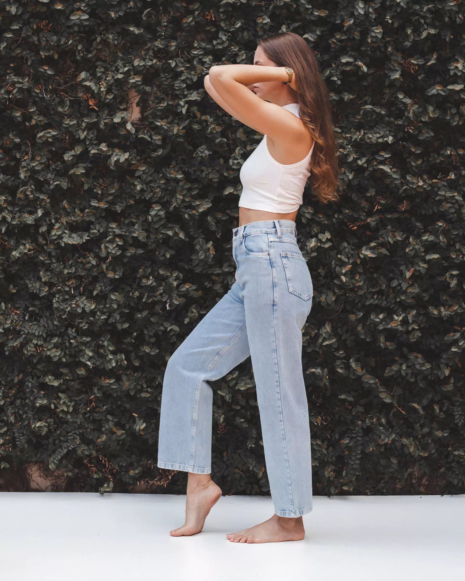 Calça Jeans Reta Azul Claro Eco Denim™. Compre online moda sustentável e atemporal na Minimadeia. Roupas femininas estilosas, básicas e sustentáveis. Foto produto 08