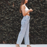 Calça Jeans Reta Azul Claro Eco Denim™. Compre online moda sustentável e atemporal na Minimadeia. Roupas femininas estilosas, básicas e sustentáveis. Foto produto 09