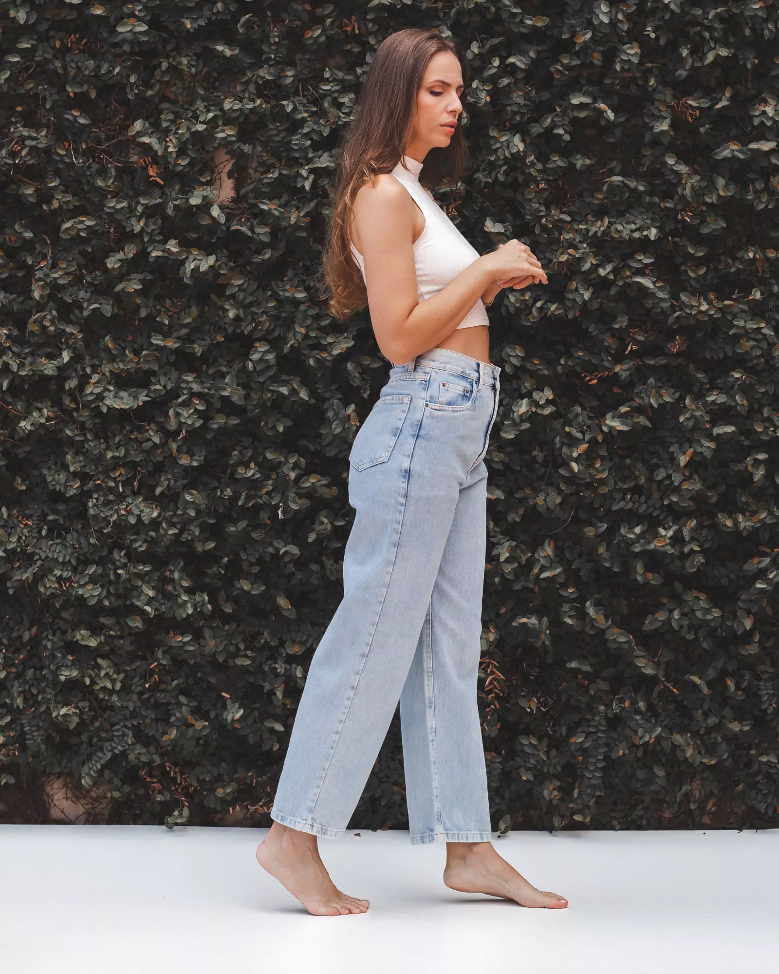 Calça Jeans Reta Azul Claro Eco Denim™. Compre online moda sustentável e atemporal na Minimadeia. Roupas femininas estilosas, básicas e sustentáveis. Foto produto 09