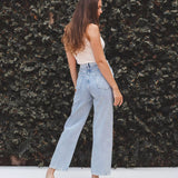 Calça Jeans Reta Azul Claro Eco Denim™. Compre online moda sustentável e atemporal na Minimadeia. Roupas femininas estilosas, básicas e sustentáveis. Foto produto 15