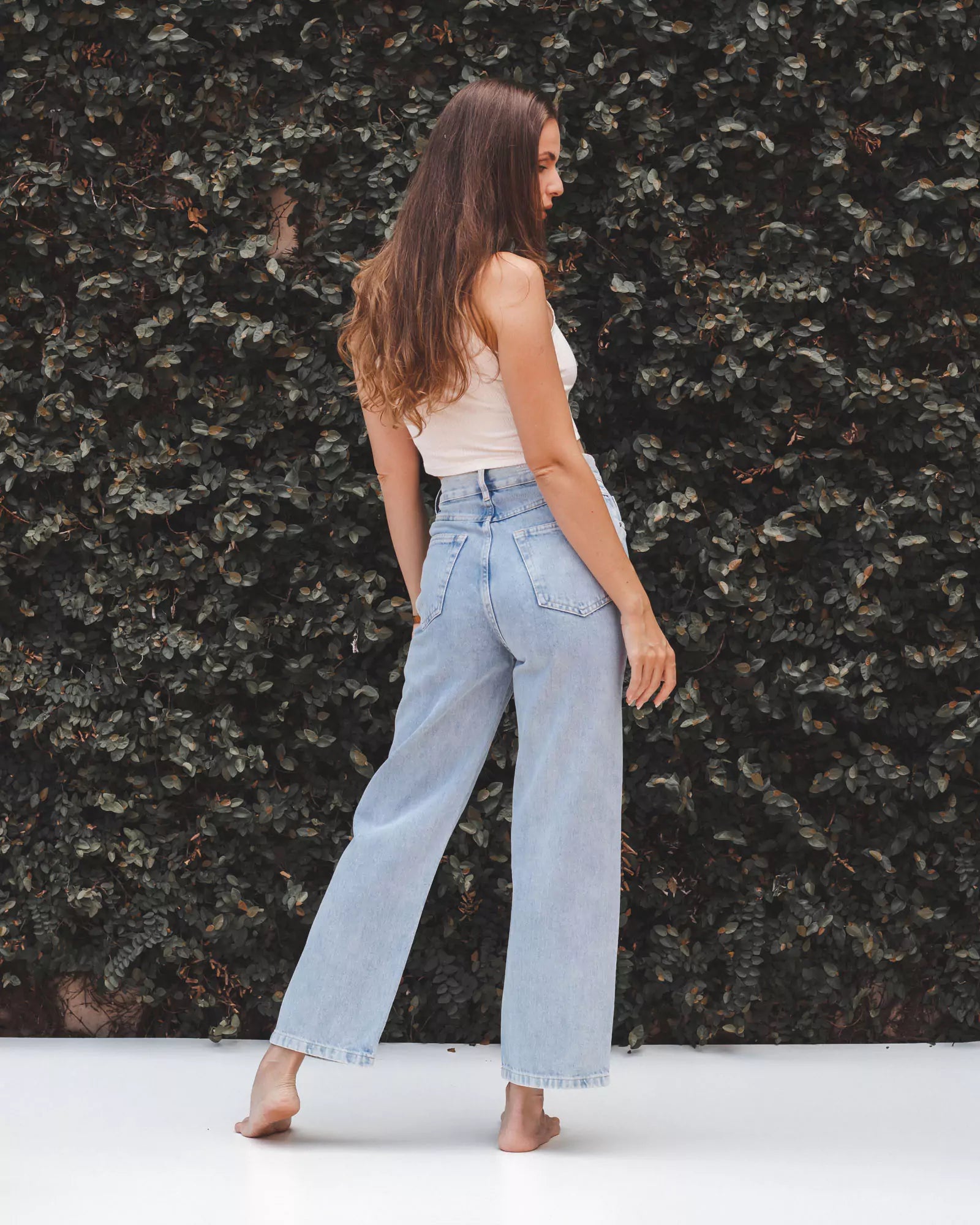 Calça Jeans Reta Azul Claro Eco Denim™. Compre online moda sustentável e atemporal na Minimadeia. Roupas femininas estilosas, básicas e sustentáveis. Foto produto 15