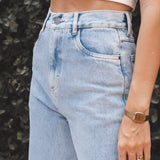 Calça Jeans Reta Azul Claro Eco Denim™. Compre online moda sustentável e atemporal na Minimadeia. Roupas femininas estilosas, básicas e sustentáveis. Foto produto 18