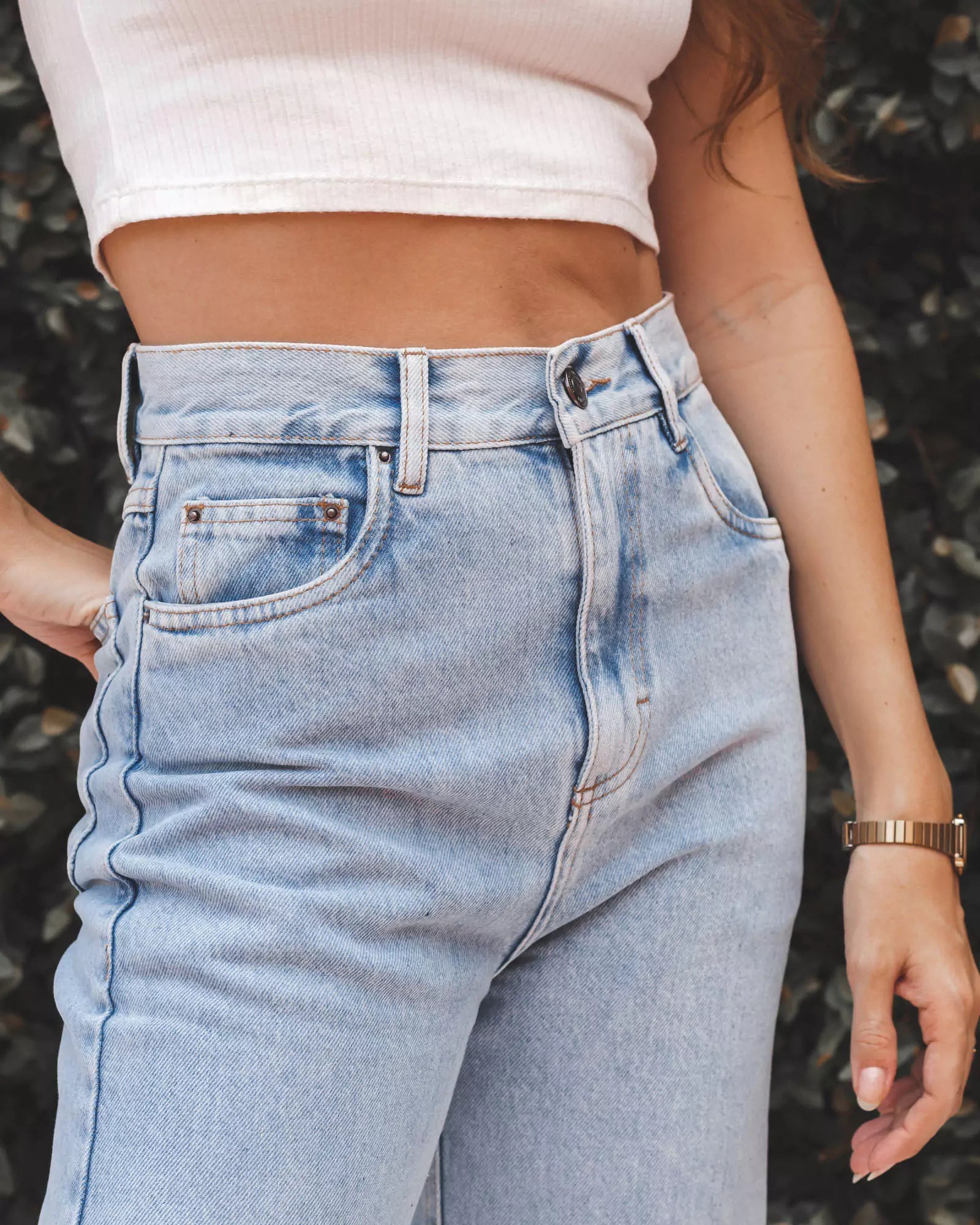 Calça Jeans Reta Azul Claro Eco Denim™. Compre online moda sustentável e atemporal na Minimadeia. Roupas femininas estilosas, básicas e sustentáveis. Foto produto 20