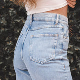 Calça Jeans Reta Azul Claro Eco Denim™. Compre online moda sustentável e atemporal na Minimadeia. Roupas femininas estilosas, básicas e sustentáveis. Foto produto 23