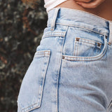 Calça Jeans Reta Azul Claro Eco Denim™. Compre online moda sustentável e atemporal na Minimadeia. Roupas femininas estilosas, básicas e sustentáveis. Foto produto 25