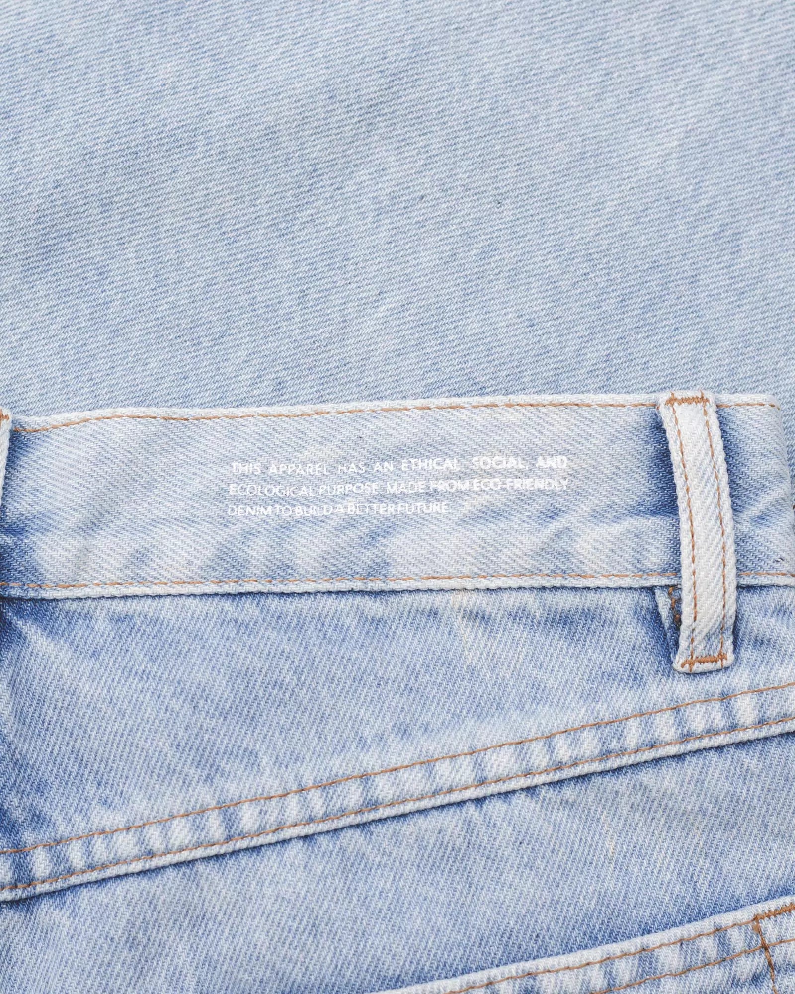 Calça Jeans Reta Azul Claro Eco Denim™. Compre online moda sustentável e atemporal na Minimadeia. Roupas femininas estilosas, básicas e sustentáveis. Foto produto destaque