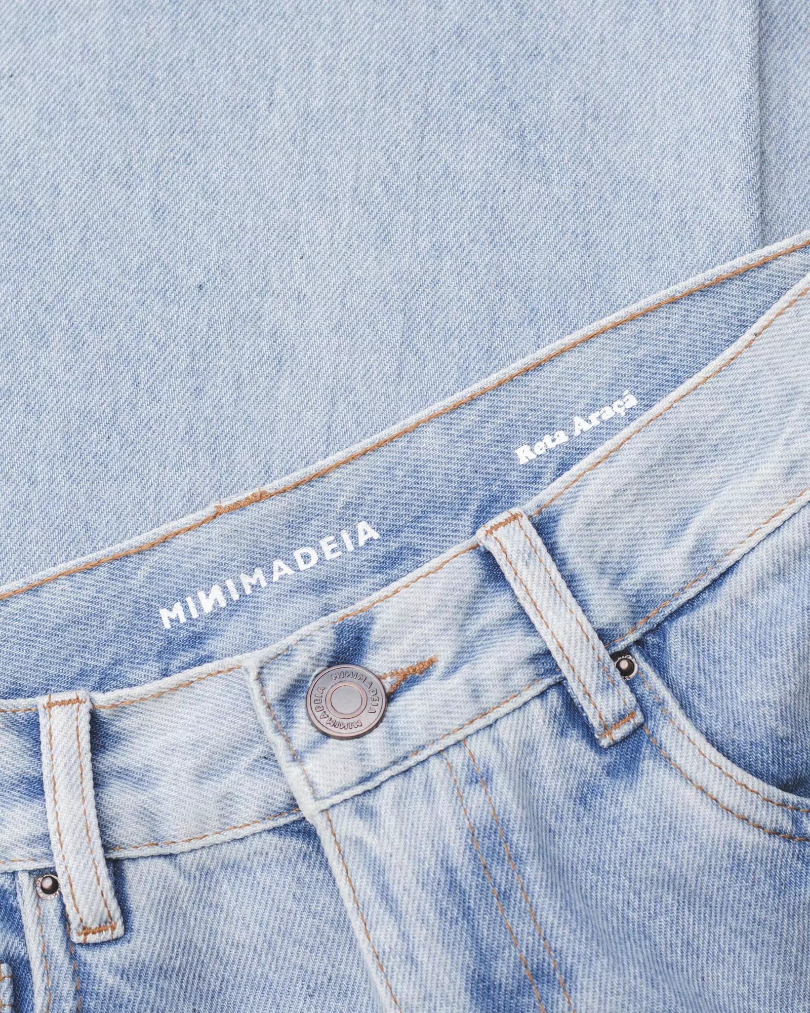 Calça Jeans Reta Azul Claro Eco Denim™. Compre online moda sustentável e atemporal na Minimadeia. Roupas femininas estilosas, básicas e sustentáveis. Foto produto 43