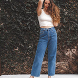 Calça Jeans Reta Azul Médio Eco Denim™. Compre online moda sustentável e atemporal na Minimadeia. Roupas femininas estilosas, básicas e sustentáveis. Foto produto 01