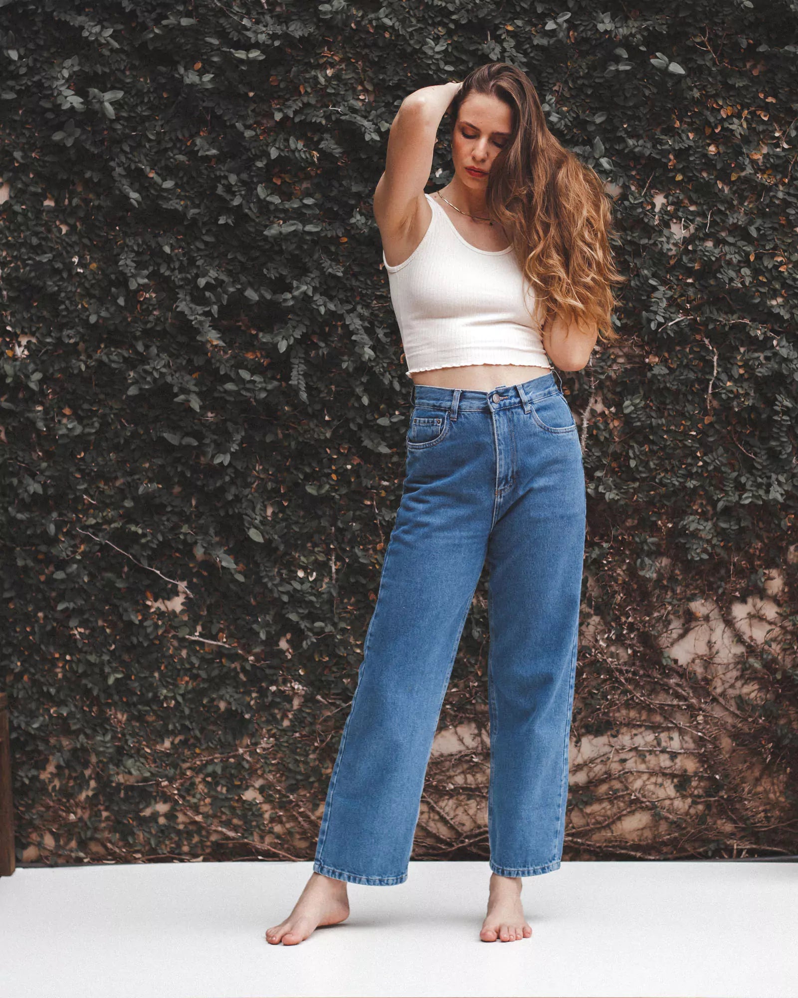 Calça Jeans Reta Azul Médio Eco Denim™. Compre online moda sustentável e atemporal na Minimadeia. Roupas femininas estilosas, básicas e sustentáveis. Foto produto 01