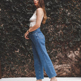 Calça Jeans Reta Azul Médio Eco Denim™. Compre online moda sustentável e atemporal na Minimadeia. Roupas femininas estilosas, básicas e sustentáveis. Foto produto 02