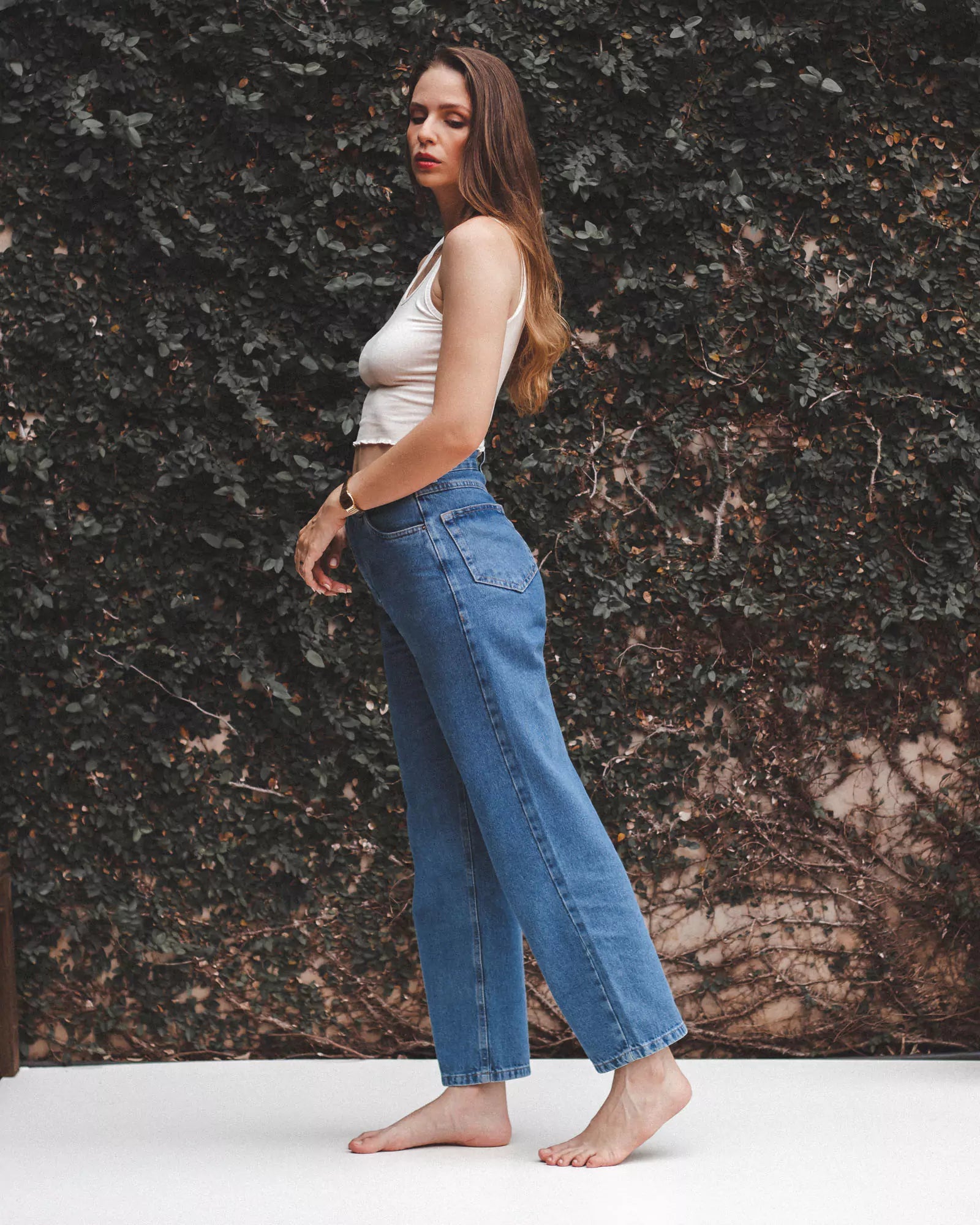 Calça Jeans Reta Azul Médio Eco Denim™. Compre online moda sustentável e atemporal na Minimadeia. Roupas femininas estilosas, básicas e sustentáveis. Foto produto 02