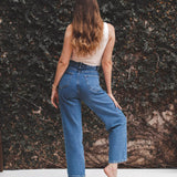 Calça Jeans Reta Azul Médio Eco Denim™. Compre online moda sustentável e atemporal na Minimadeia. Roupas femininas estilosas, básicas e sustentáveis. Foto produto 03
