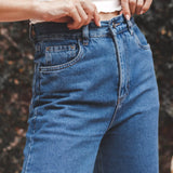Calça Jeans Reta Azul Médio Eco Denim™. Compre online moda sustentável e atemporal na Minimadeia. Roupas femininas estilosas, básicas e sustentáveis. Foto produto 04