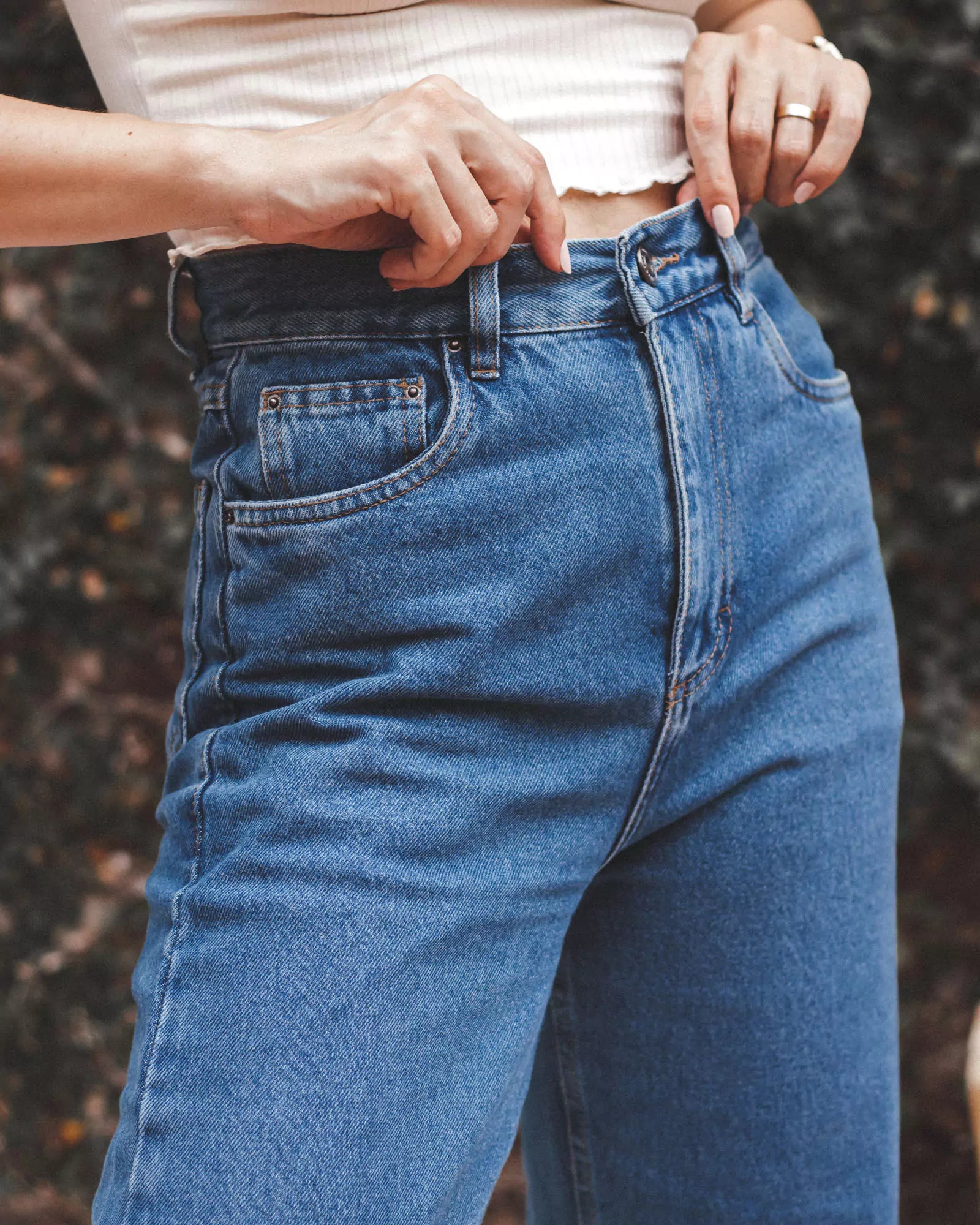 Calça Jeans Reta Azul Médio Eco Denim™. Compre online moda sustentável e atemporal na Minimadeia. Roupas femininas estilosas, básicas e sustentáveis. Foto produto 04