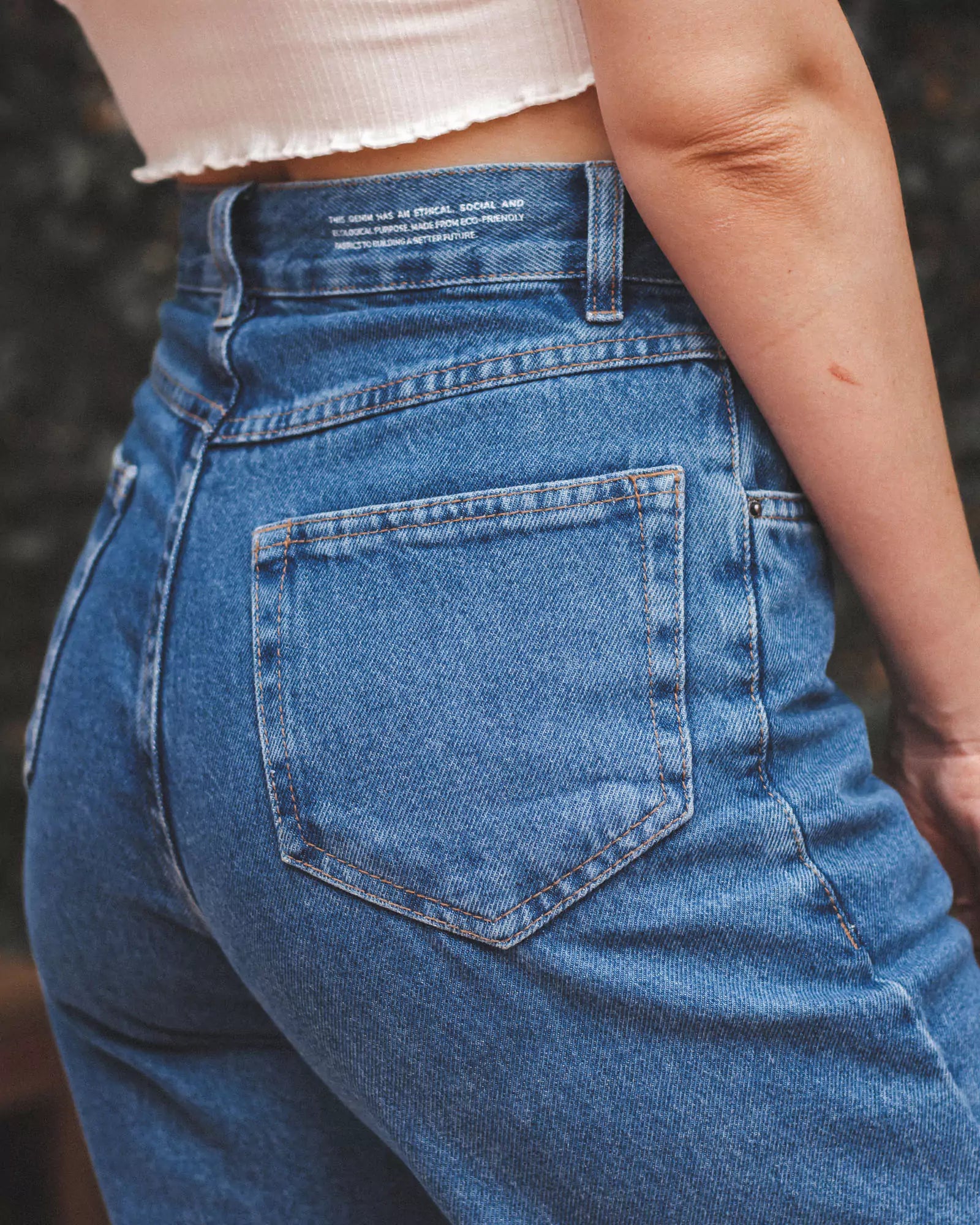 Calça Jeans Reta Azul Médio Eco Denim™. Compre online moda sustentável e atemporal na Minimadeia. Roupas femininas estilosas, básicas e sustentáveis. Foto produto 05