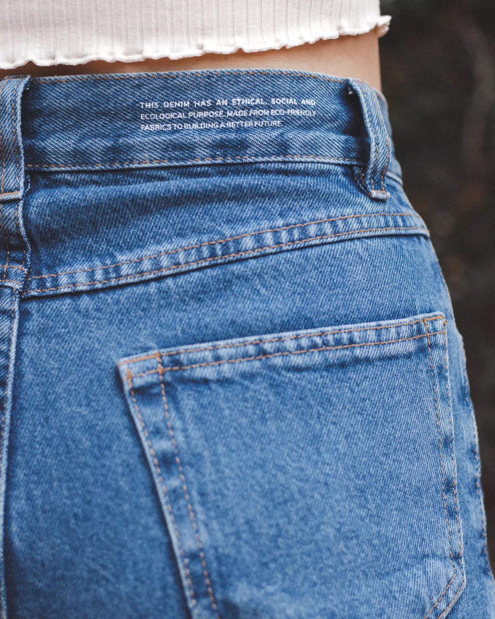Calça Jeans Reta Azul Médio Eco Denim™. Compre online moda sustentável e atemporal na Minimadeia. Roupas femininas estilosas, básicas e sustentáveis. Foto produto 06