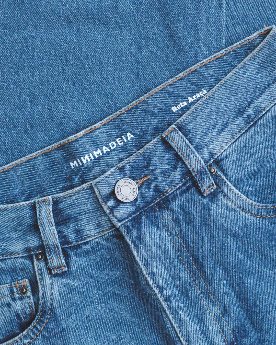 Calça Jeans Reta Azul Médio Eco Denim™. Compre online moda sustentável e atemporal na Minimadeia. Roupas femininas estilosas, básicas e sustentáveis. Foto produto 07
