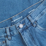 Calça Jeans Reta Azul Médio Eco Denim™. Compre online moda sustentável e atemporal na Minimadeia. Roupas femininas estilosas, básicas e sustentáveis. Foto produto 07