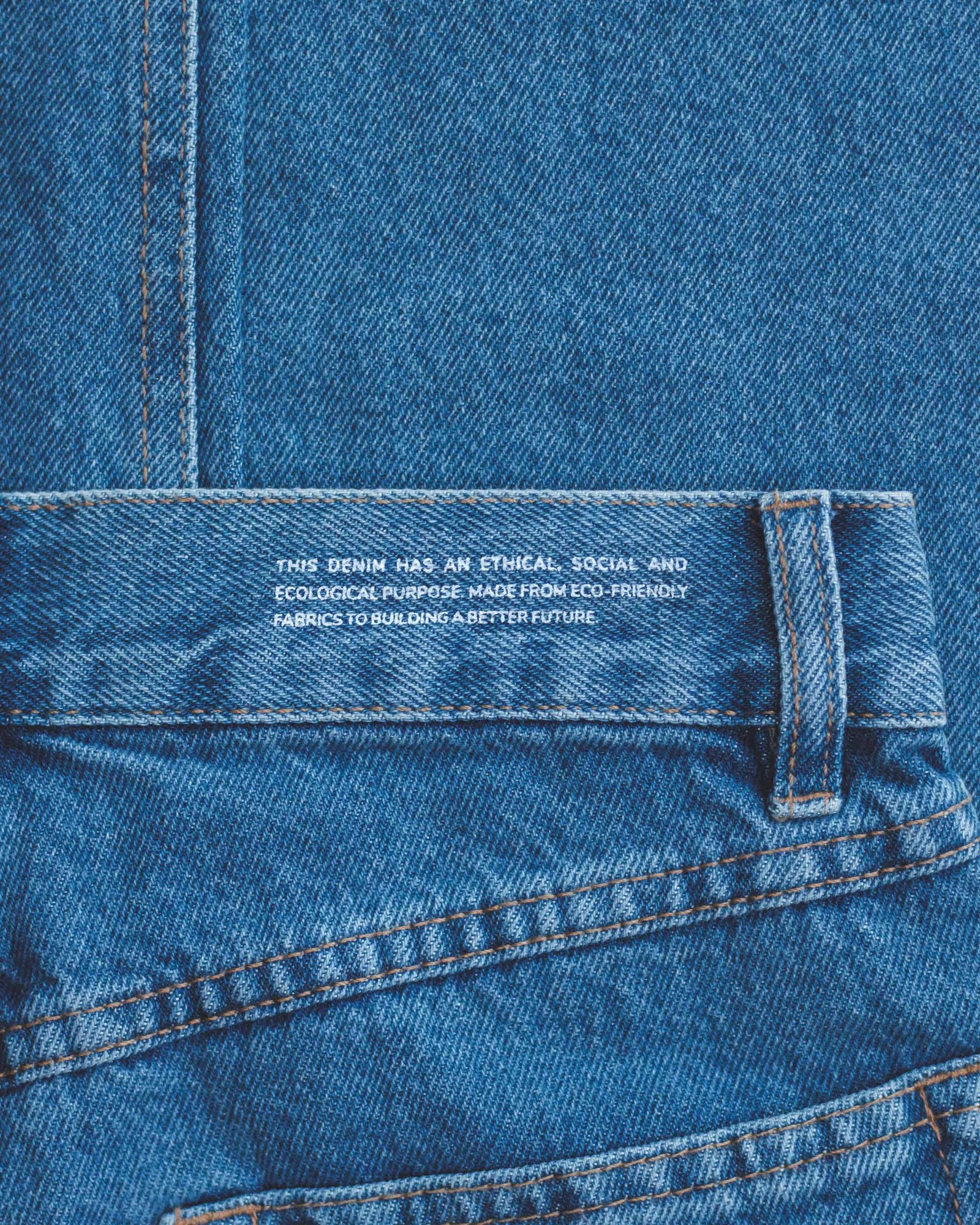 Calça Jeans Reta Azul Médio Eco Denim™. Compre online moda sustentável e atemporal na Minimadeia. Roupas femininas estilosas, básicas e sustentáveis. Foto produto destaque