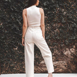 Calça Jeans Reta Bege Natural Eco Denim™. Compre online moda sustentável e atemporal na Minimadeia. Roupas femininas estilosas, básicas e sustentáveis. Foto produto 03