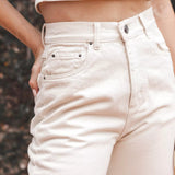 Calça Jeans Reta Bege Natural Eco Denim™. Compre online moda sustentável e atemporal na Minimadeia. Roupas femininas estilosas, básicas e sustentáveis. Foto produto 04