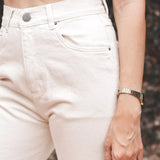 Calça Jeans Reta Bege Natural Eco Denim™. Compre online moda sustentável e atemporal na Minimadeia. Roupas femininas estilosas, básicas e sustentáveis. Foto produto 06