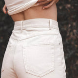 Calça Jeans Reta Bege Natural Eco Denim™. Compre online moda sustentável e atemporal na Minimadeia. Roupas femininas estilosas, básicas e sustentáveis. Foto produto 05