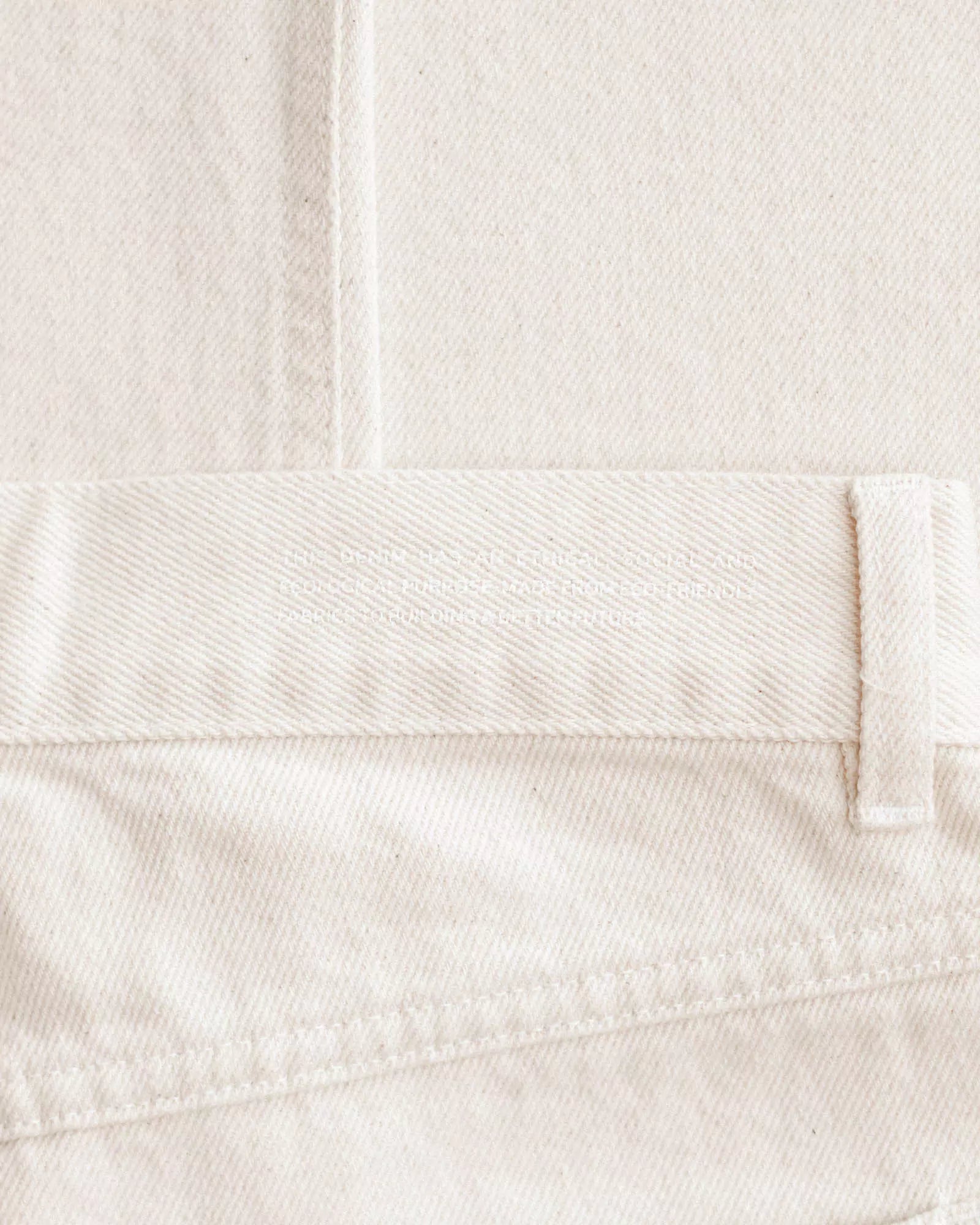 Calça Jeans Reta Bege Natural Eco Denim™. Compre online moda sustentável e atemporal na Minimadeia. Roupas femininas estilosas, básicas e sustentáveis. Foto produto destaque