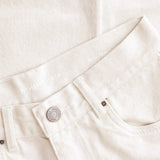 Calça Jeans Reta Bege Natural Eco Denim™. Compre online moda sustentável e atemporal na Minimadeia. Roupas femininas estilosas, básicas e sustentáveis. Foto produto 07