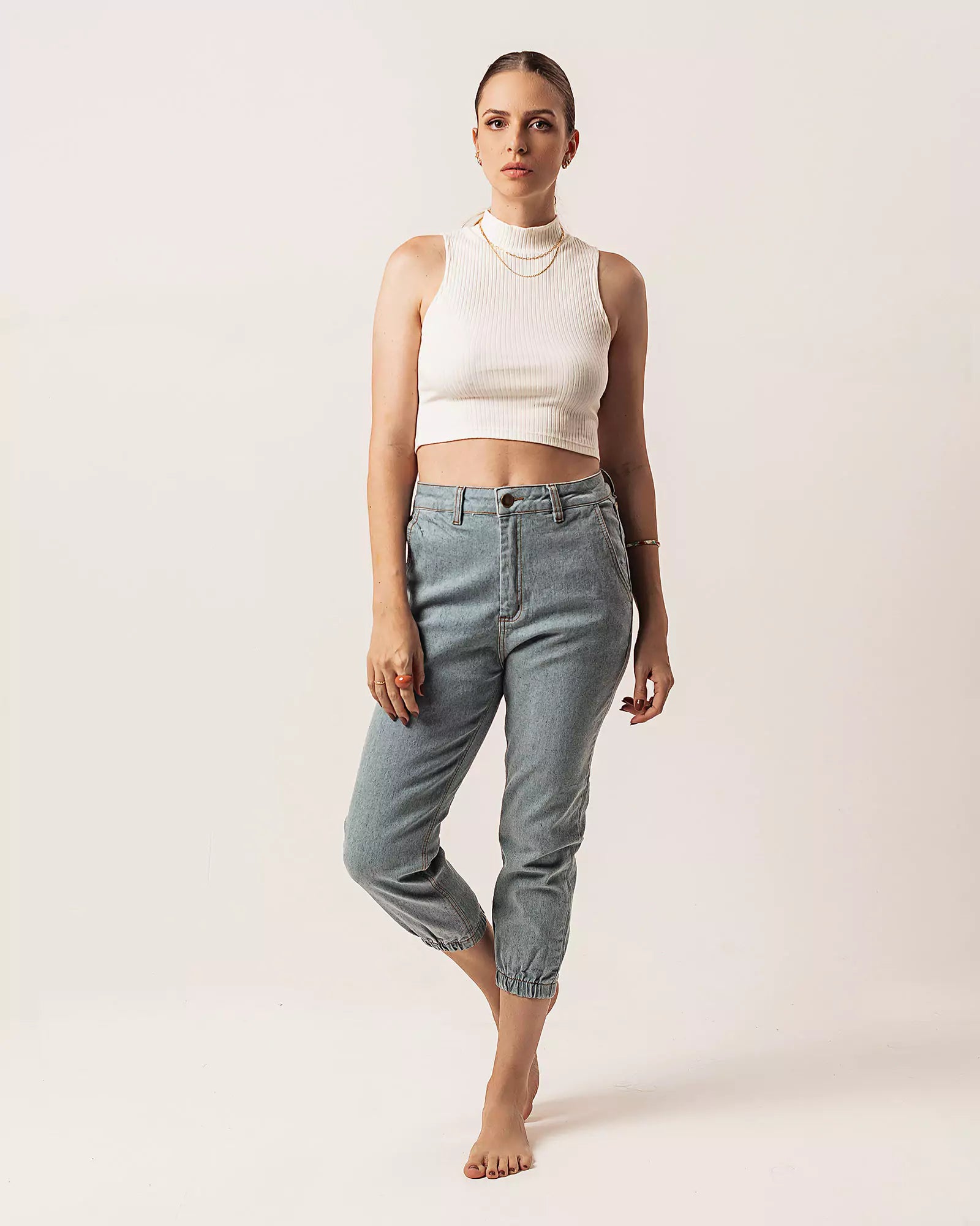 Calça Jogger Jeans Azul Claro Eco Denim™. Compre online moda sustentável e atemporal na Minimadeia. Roupas femininas estilosas, básicas e sustentáveis. Foto produto 04