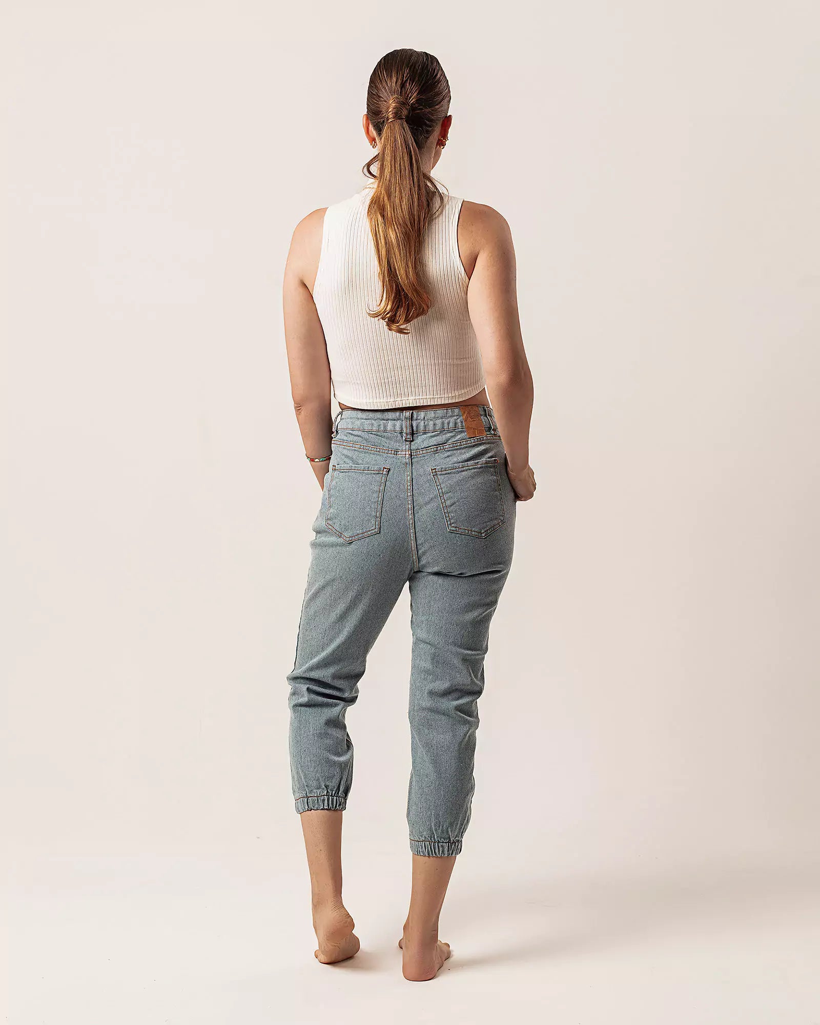 Calça Jogger Jeans Azul Claro Eco Denim™. Compre online moda sustentável e atemporal na Minimadeia. Roupas femininas estilosas, básicas e sustentáveis. Foto produto 05