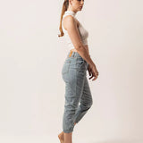 Calça Jogger Jeans Azul Claro Eco Denim™. Compre online moda sustentável e atemporal na Minimadeia. Roupas femininas estilosas, básicas e sustentáveis. Foto produto 01
