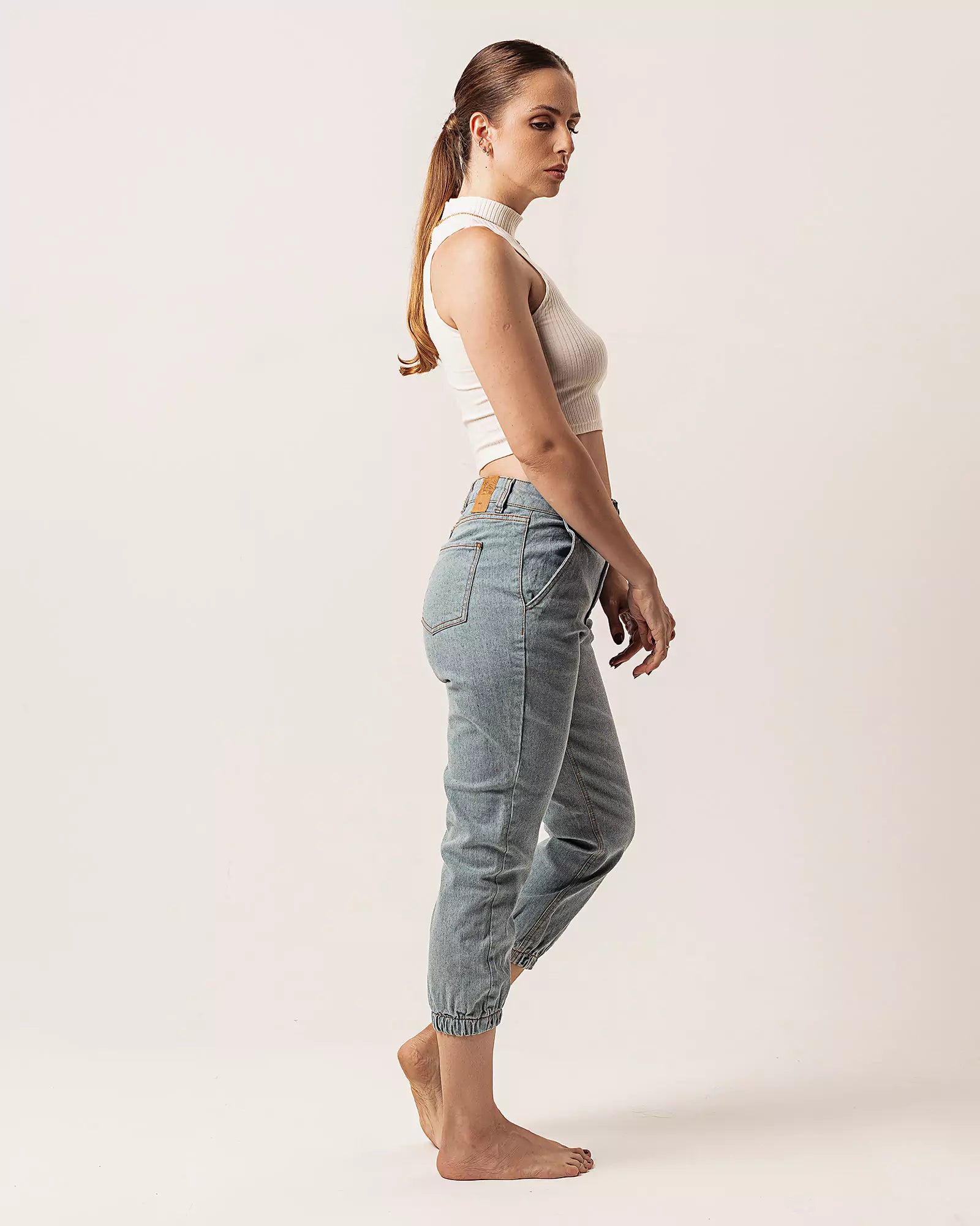 Calça Jogger Jeans Azul Claro Eco Denim™. Compre online moda sustentável e atemporal na Minimadeia. Roupas femininas estilosas, básicas e sustentáveis. Foto produto 01