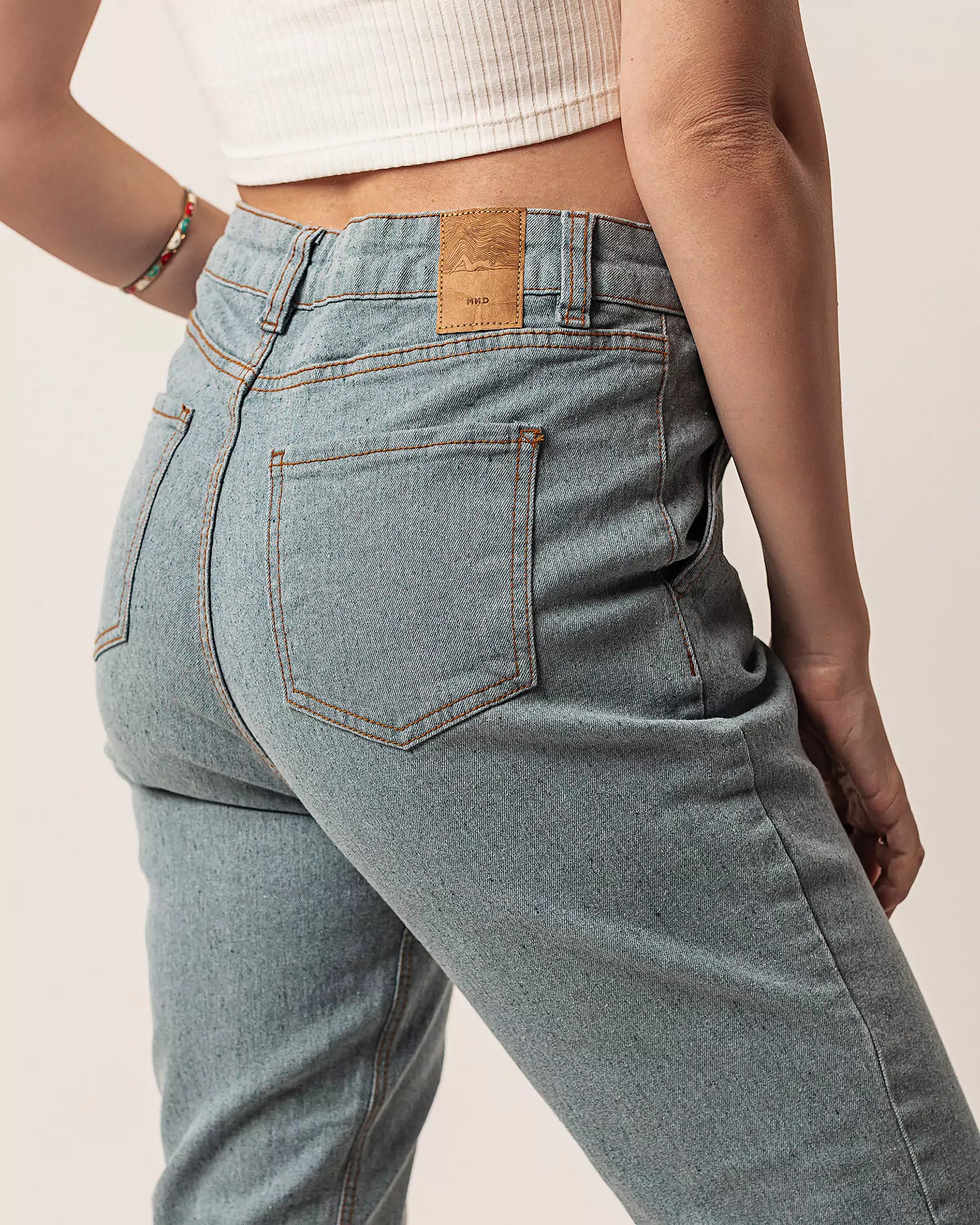 Calça Jogger Jeans Azul Claro Eco Denim™. Compre online moda sustentável e atemporal na Minimadeia. Roupas femininas estilosas, básicas e sustentáveis. Foto produto 02